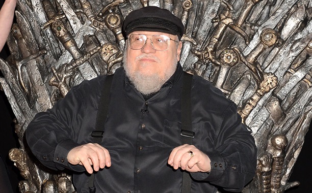 Aslında tahtın gerçek sahibi tabii ki senaryosuyla bildik kalıpları dinamitleyen George R. R. Martin.