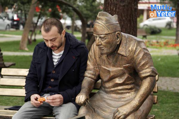 Ali Atay, Leyla ile Mecnun’un bir nevi spin-off’u olan Ben de Özledim’den sonra Mutlu Ol Yeter ile ekranlarda!