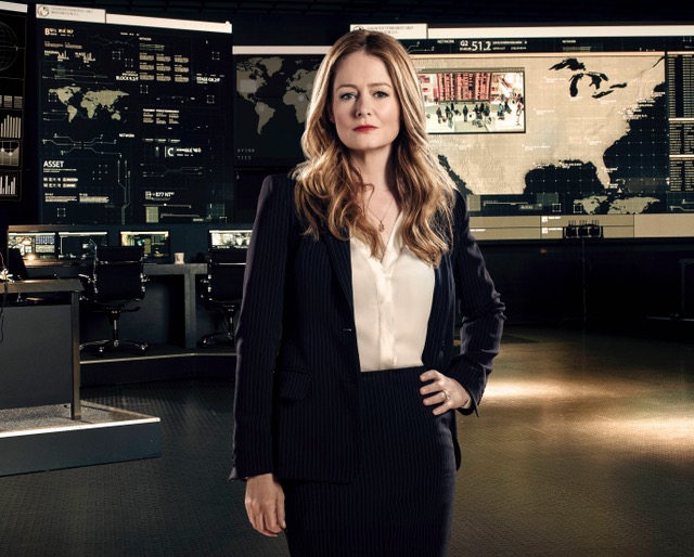 Miranda Otto, CTU şefi Rebecca Ingram’ı canlandırıyor. Avustralya’da doğup büyüyen ve bir çok filmde rol alan oyuncu setin kıdemlilerinden. The Thin Red Line ve What Lies Beneath, Hollywood’a geçiş filmleri arasında. En son Homeland’de izlediğimiz oyuncuyla tam sohbete başlamıştık ki, yönetmenden gelen talimatla apar topar sete koştu. Yaklaşık 10 saat kadar sonra bu kez hayli yorgun döndüğü masada yine çok nazikti. 