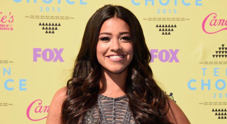 Sunucu Gina Rodriguez, yani Jane the Virgin.